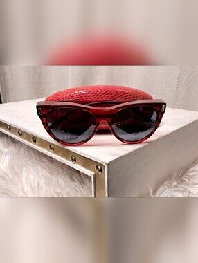 Stylish Red Women's Sunglasses - Classic Round Frame